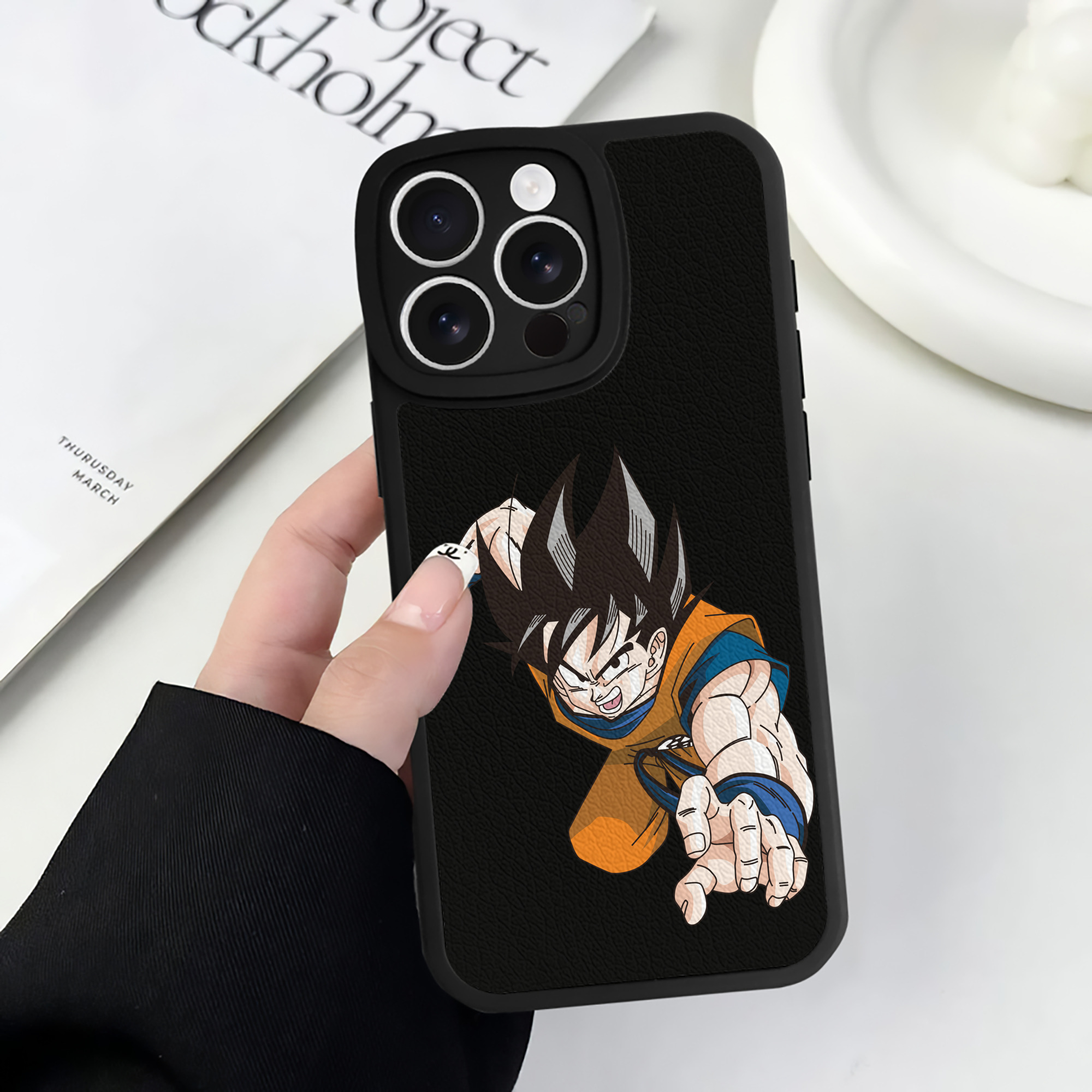 （画像用） ドラゴンボール 孫悟空（そん ごくう）Son Goku カカロット DRAGON BALL Kakarotto 【iPhone 16シリーズ対応】シリコンスマホケース（レザー調） 材質：シリコン